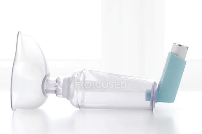 Asthma-Abstandhalter vor weißem Hintergrund. — Stockfoto