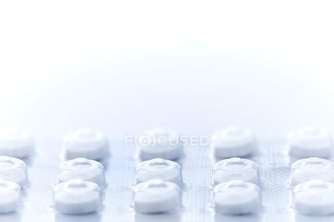 Pillole contraccettive bianche in blister, iniezione in studio . — Foto stock