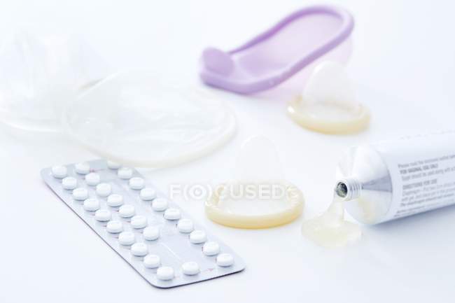 Surtido de técnicas anticonceptivas sobre fondo blanco . - foto de stock