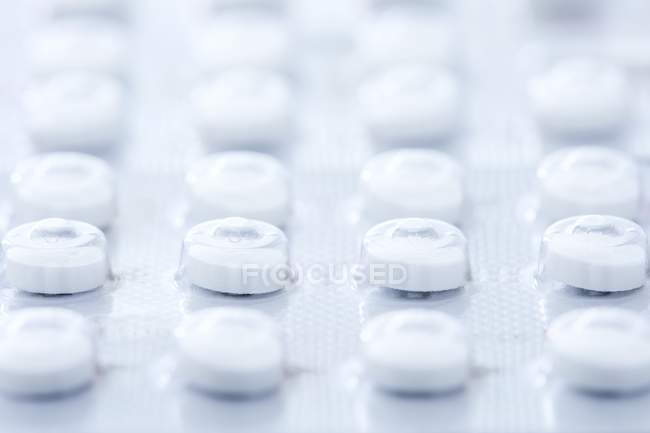 Pillole contraccettive bianche in blister, iniezione in studio . — Foto stock
