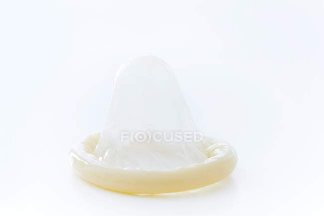 Männliches Kondom auf weißem Hintergrund, Studioaufnahme. — Stockfoto