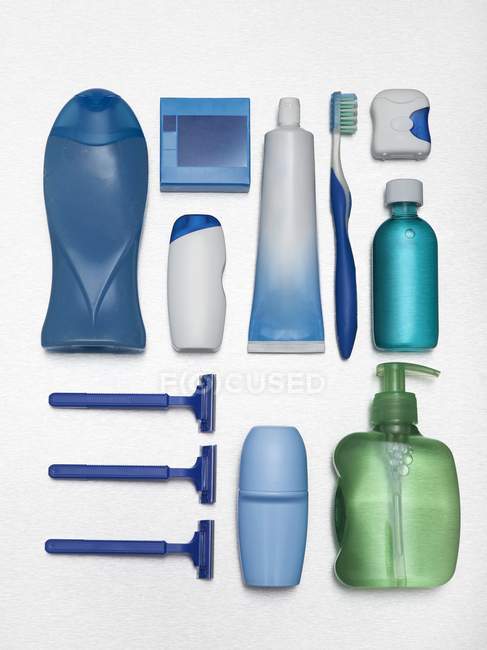 Vários produtos de higiene pessoal contra fundo branco . — Fotografia de Stock