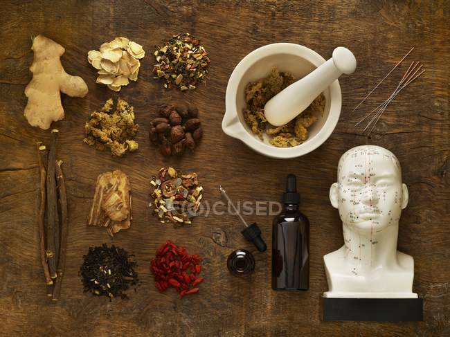 Erbe e attrezzature per la medicina alternativa su sfondo di legno . — Foto stock