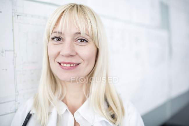 Портрет жінки-лікаря, що посміхається до камери . — стокове фото