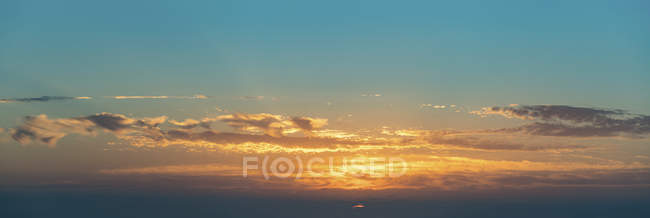 Драматический закат голубое небо с облаками, панорамный вид
. — стоковое фото