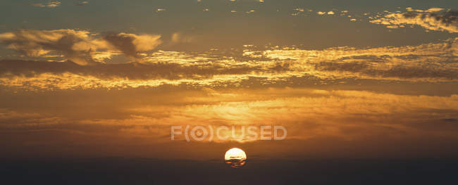 Laranja dramática brilhante céu do pôr do sol com nuvens . — Fotografia de Stock