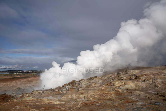 Terreno de vapor en aguas termales geotérmicas de Hveragerdi, Islandia . - foto de stock
