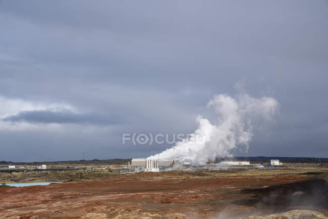 Edificios en aguas termales geotérmicas, Hveragerdi, Islandia . - foto de stock