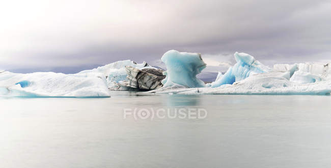 Blaue Eisberge in der Gletscherlagune von jokulsarlon, Island. — Stockfoto