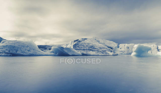 Eisberg im Wasser im Gletschersee jokulsarlon, Island. — Stockfoto