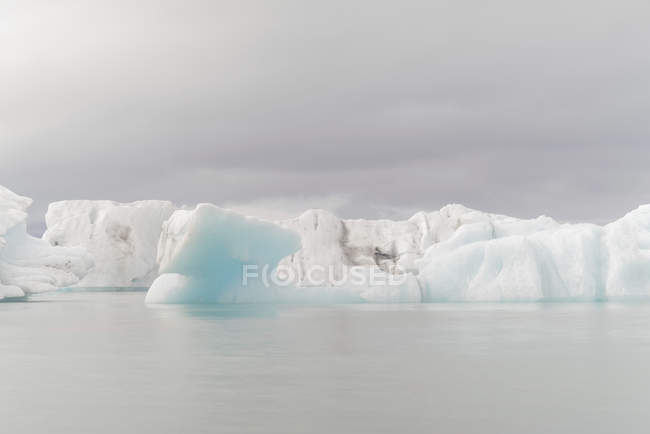 Айсберг, текущий по воде в ледниковом озере Джокульсарлон, Исландия . — стоковое фото
