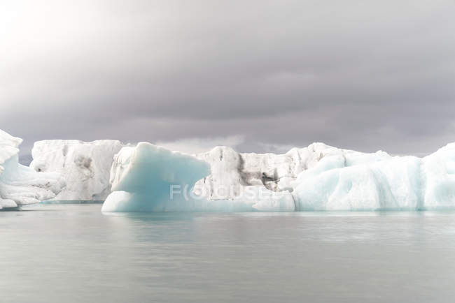 Iceberg en el lago glaciar Jokulsarlon, Islandia . - foto de stock