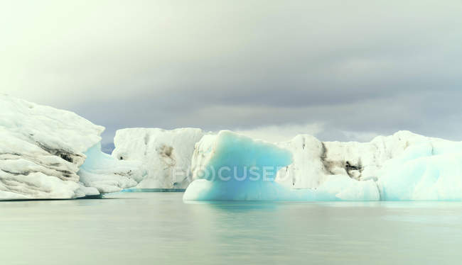 Iceberg en el agua en el lago glaciar Jokulsarlon, Islandia . - foto de stock