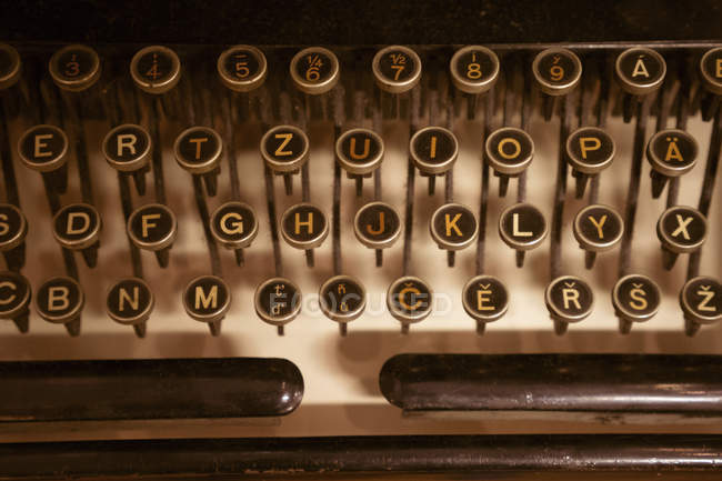 Nahaufnahme der runden Tasten auf der antiken Tastatur der Oldtimer-Maschine. — Stockfoto