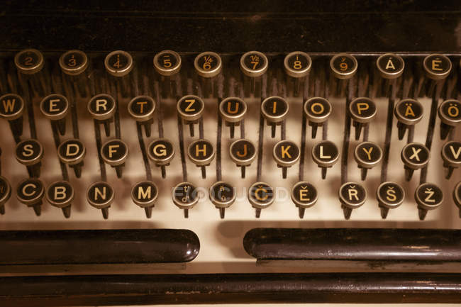Крупним планом круглі клавіші на старовинній клавіатурі старовинного типу машини . — стокове фото