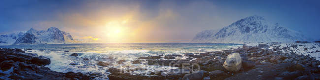 Vista panorâmica da paisagem costeira ao pôr do sol na Noruega — Fotografia de Stock