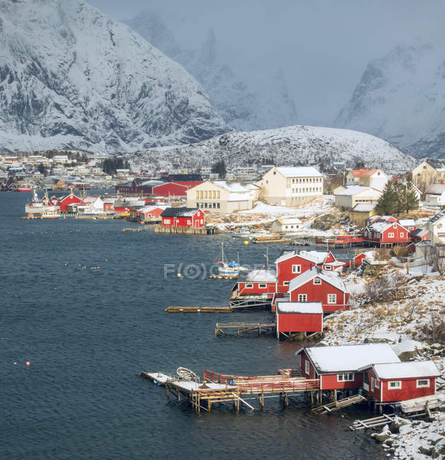 Cabanes traditionnelles du village de pêcheurs de Hamnoy à l'île de Lofoten, Norvège — Photo de stock