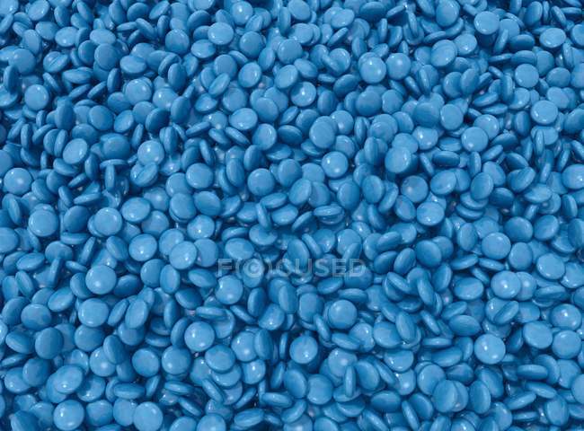 Ilustração da pilha de comprimidos médicos revestidos a azul, quadro completo . — Fotografia de Stock