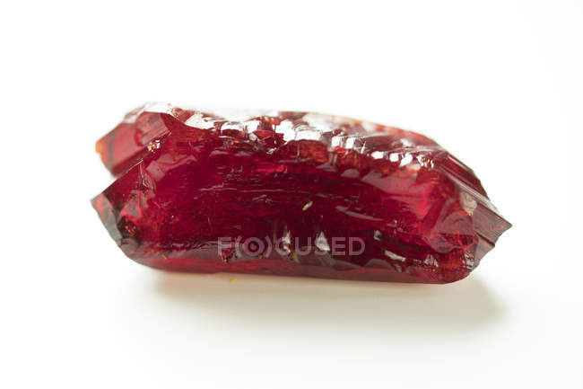 Cristal de gema roja sobre fondo blanco . - foto de stock