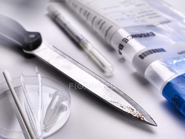 Recolección de evidencia forense con cuchillo para prueba forense de ADN . - foto de stock