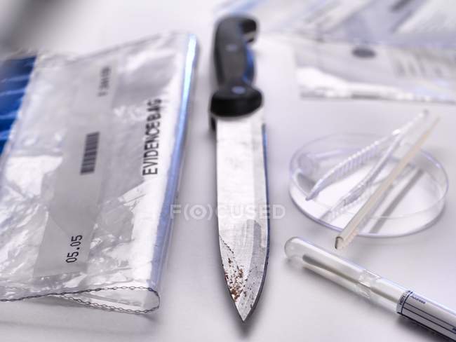 Coleta de provas forenses com faca para teste forense de DNA . — Fotografia de Stock