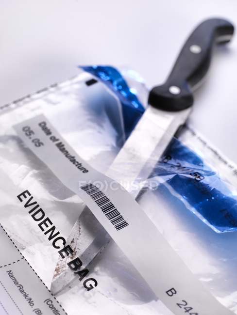 Recolección de evidencia forense con cuchillo para prueba forense de ADN . - foto de stock