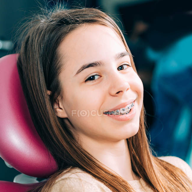 Ritratto di ragazza sorridente con apparecchio dentale
. — Foto stock