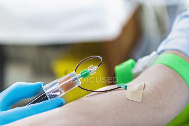 Gros plan du médecin prélevant le sang d'une patiente pour le traitement des cosmétiques PRP . — Photo de stock