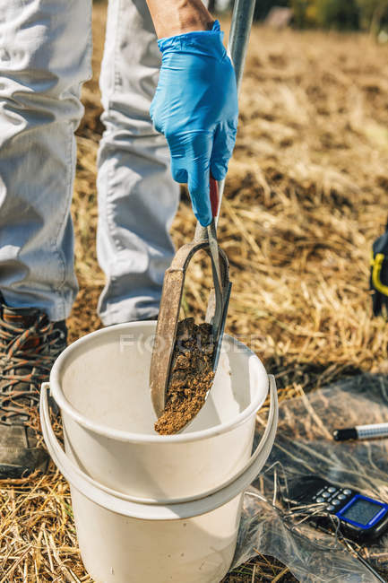Женщина-агроном берет образец с пробы почвенного зонда . — стоковое фото