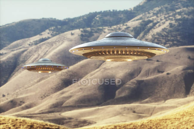 UFO che sorvolano colline brulle, illustrazione
. — Foto stock