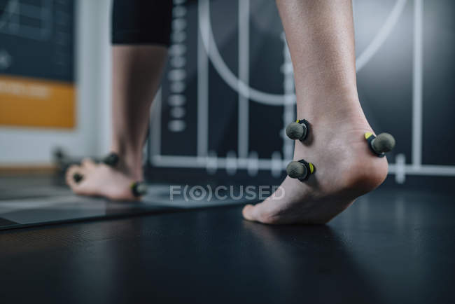 Füße von Jugendlichen mit reflektierenden Markierungsbällen zur Ganganalyse. — Stockfoto