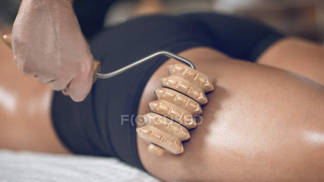 Close-up de mulher fazendo maderoterapia anti-celulite . — Fotografia de Stock