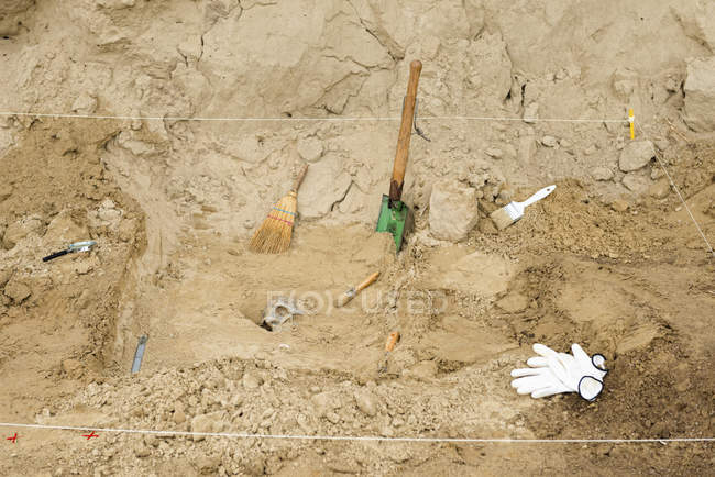 Vue en angle élevé des outils archéologiques sur le site de fouille . — Photo de stock