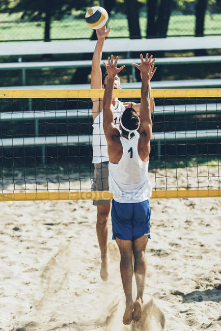 Beach volley giocatori bloccando in rete durante il gioco
. — Foto stock