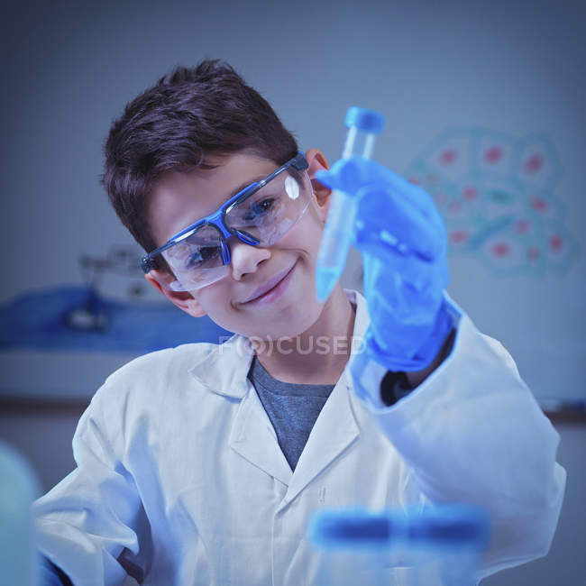 Schoolboy doing chemistry experiment in school laboratory. — Stock Photo
