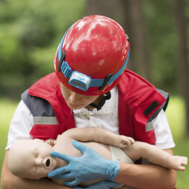 Жіночий парамедичний тренінг CPR на дитині манекен на відкритому повітрі . — стокове фото
