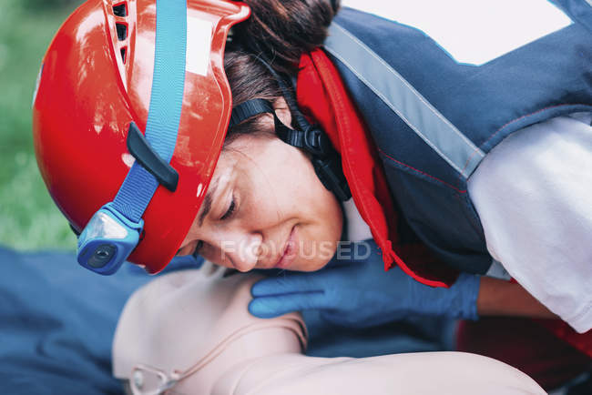 Médecine paramédicale pratiquant le bouche-à-bouche pendant l'entraînement de RCR à l'extérieur . — Photo de stock
