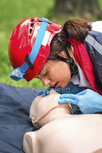 Treinamento de RCP paramédica feminina com manequim ao ar livre . — Fotografia de Stock