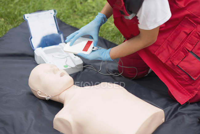 Entrenamiento de RCP paramédico femenino al aire libre . - foto de stock