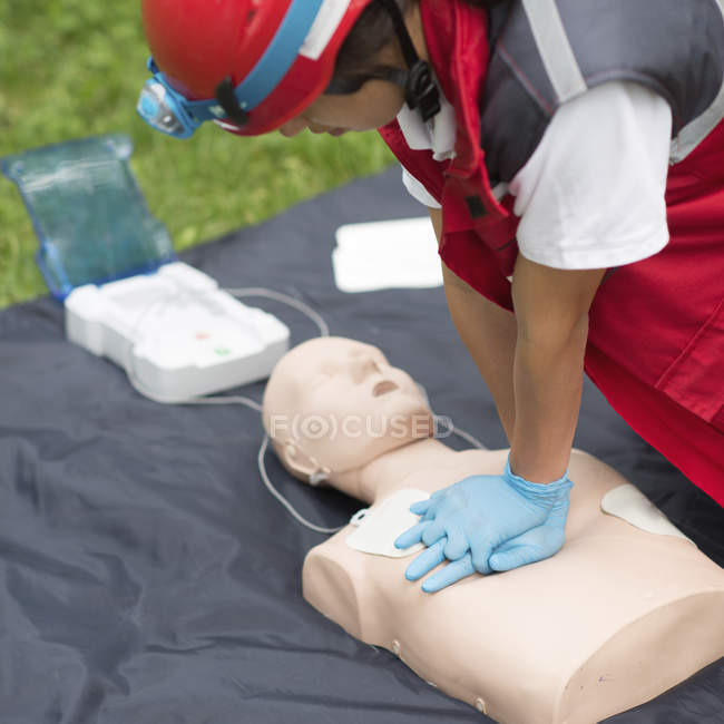 Femmina paramedico CPR formazione su fittizio all'aperto . — Foto stock