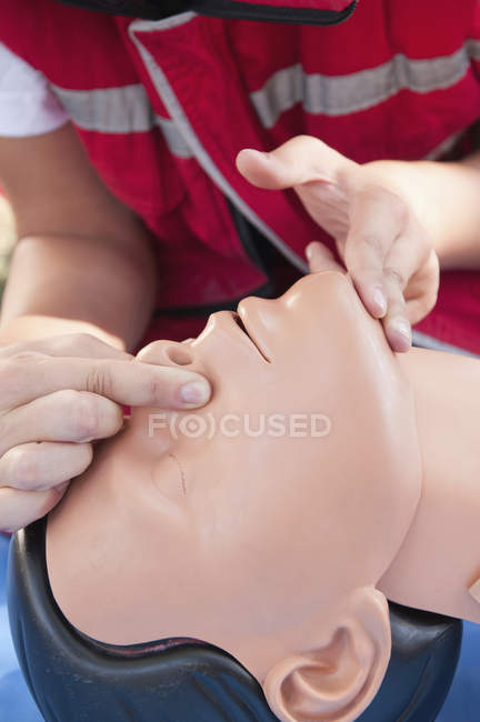 Врач-реаниматолог проверяет дыхательные пути пострадавших . — стоковое фото