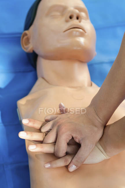 Frau gibt Brustkompression an CPR-Attrappe. — Stockfoto