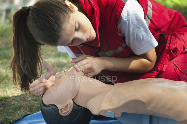 Entrenamiento de RCP paramédico femenino al aire libre . - foto de stock