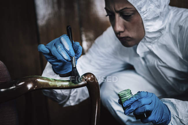 Forensics expert dusting for fingerprints at crime scene. — Stock Photo