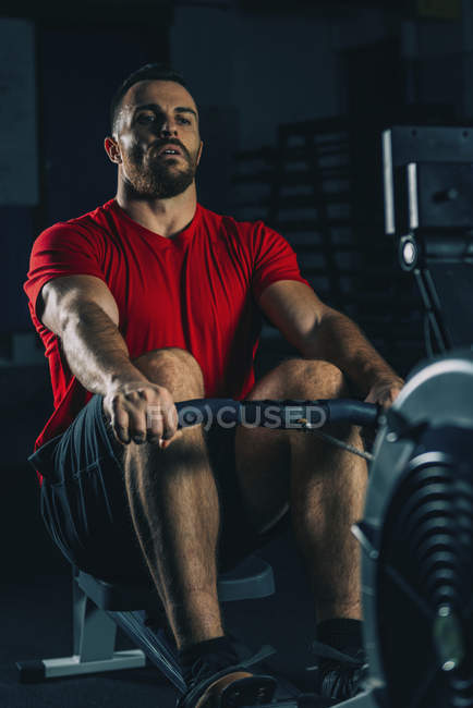 Mann beim Rudergerät-Training im Fitnessstudio. — Stockfoto