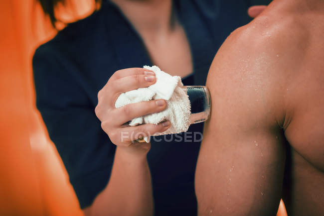 Крупним планом жіночий фізіотерапевт, що виконує масаж кройо для болю в плечі . — стокове фото