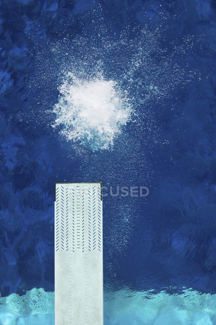 Hochwinkelaufnahme der Spritzer aus dem Sprungwasser. — Stockfoto