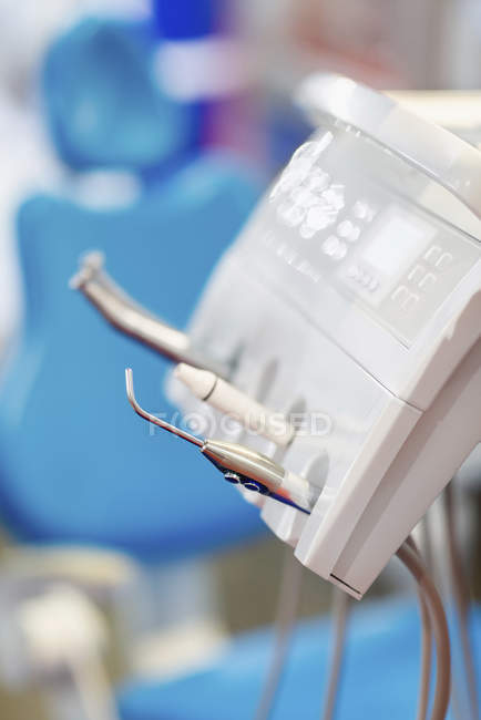 Zahnarztkonsole mit verschiedenen Instrumenten im selektiven Fokus. — Stockfoto