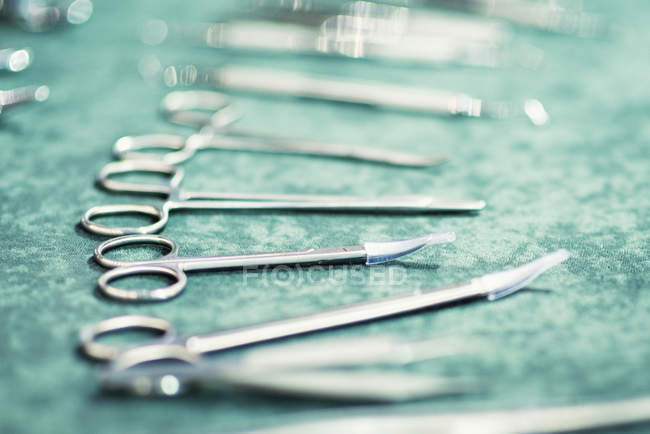 Primer plano de los instrumentos dentales dispuestos en la mesa en el consultorio
. - foto de stock
