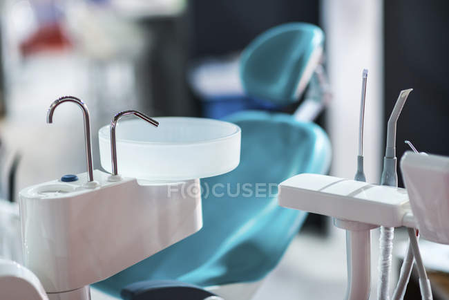 Équipement de chirurgie dentaire et chaise de dentiste en clinique dentaire professionnelle . — Photo de stock